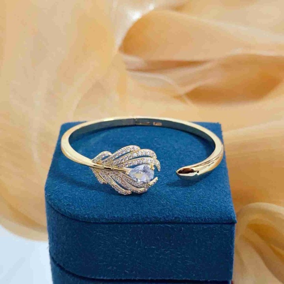 Piaget Gold Bracelet with Crystal Accent - Picture 5 of 9